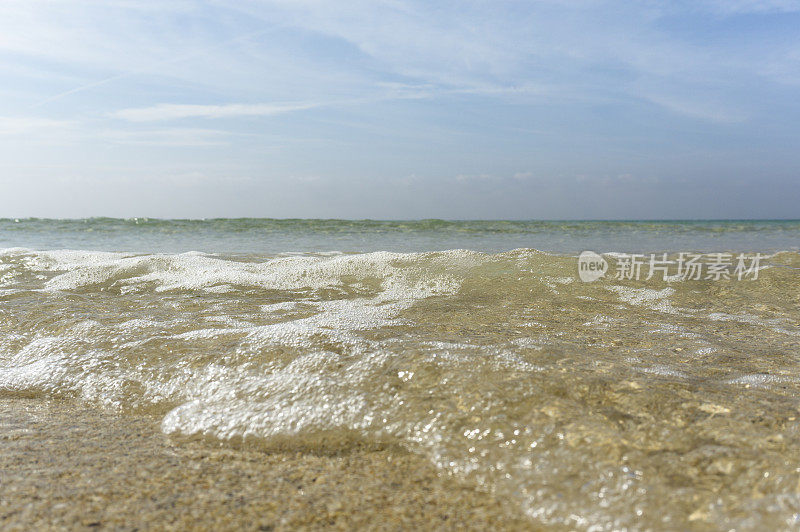 在康沃尔的Pedn Vounder海滩的海浪